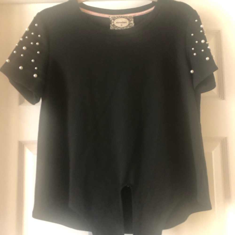 WOMAN BLACK TOP, pearls